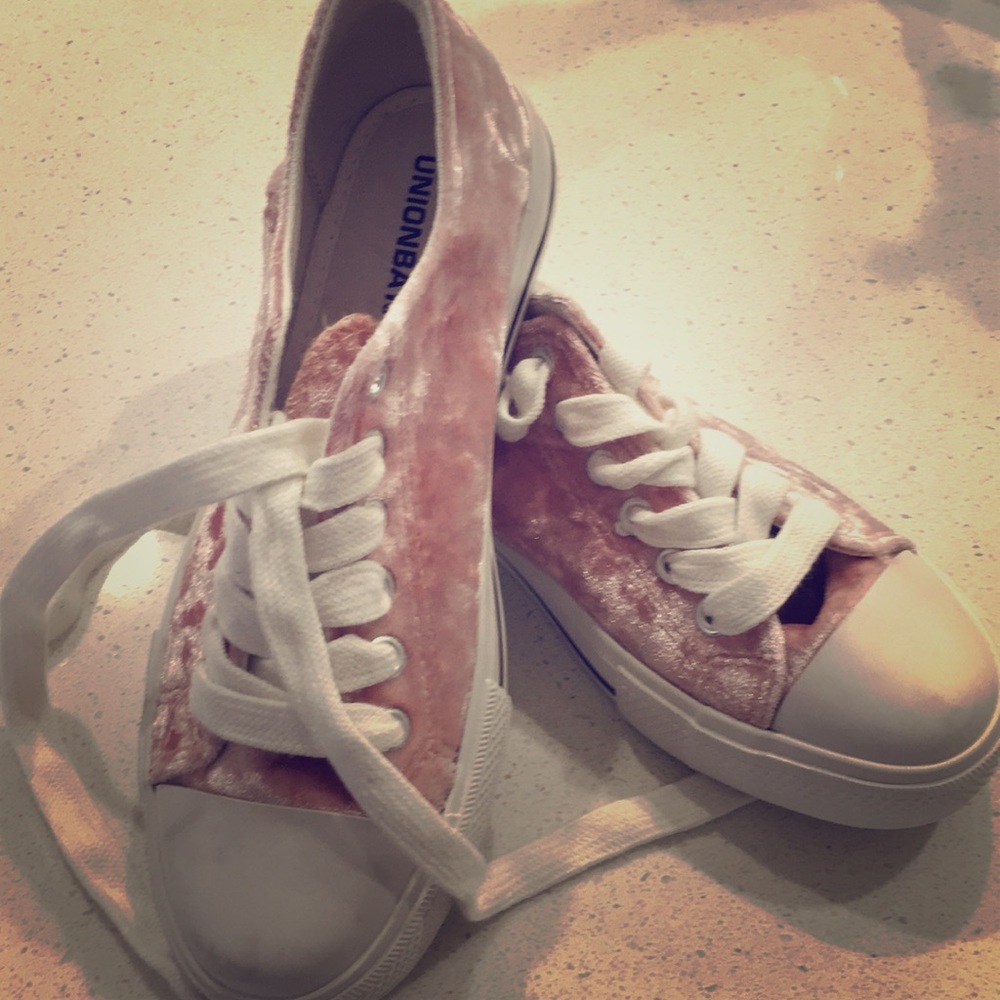 🌸UNIONBAY size 4 velvet pink sneakers🌸